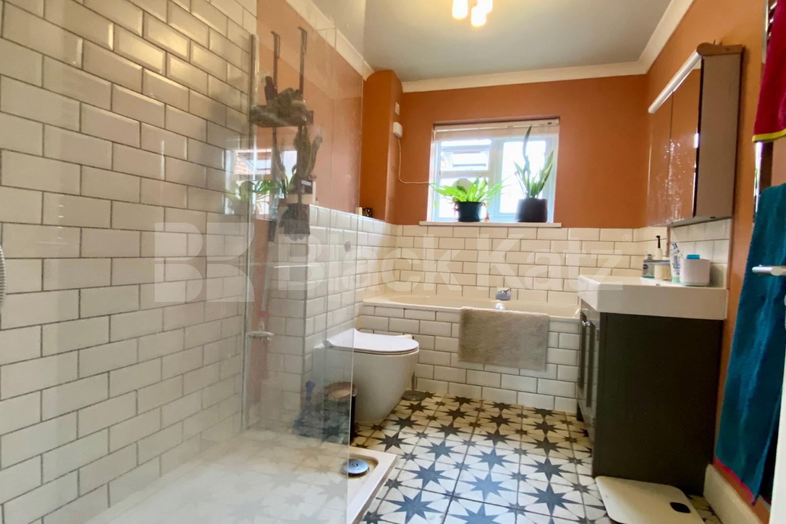 Contemporary and stylish two bedroomed in the heart of Brixton Arlington Lodge Brixton hill, Brixton